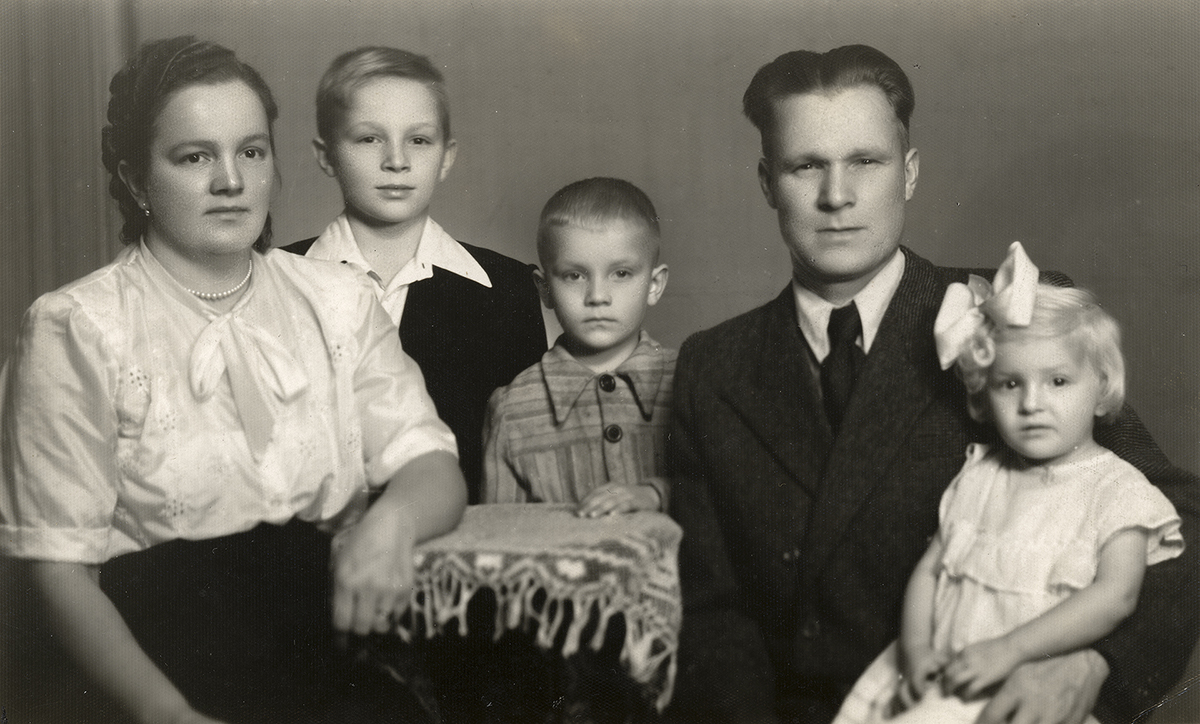 Zdjęcie przedstawiające młodego Jerzego Kukuczkę z rodzeństwem i rodzicami.