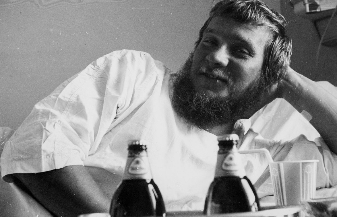 „… o godzinie 16:00 jesteśmy już w łóżeczkach w jednym pokoju, przemianowanym na izolatkę, w pastelowych koszulkach, pięcioma dolarami w kieszeni i nadzieją, że naszymi palcami zajmie się najlepszy specjalista”.