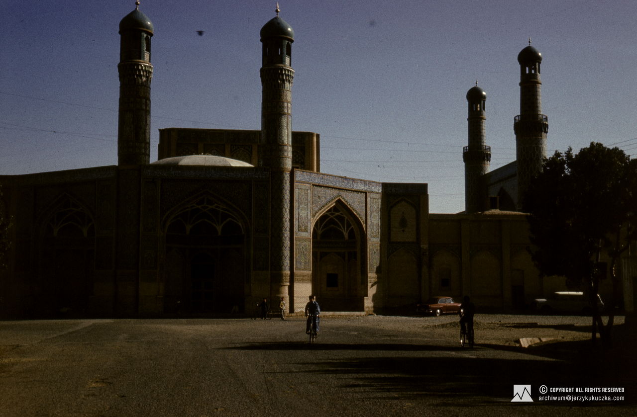 The Mosque of Herat. Travel of the participants of the expedition through Afghanistan. Route from Katowice to Islamabad.