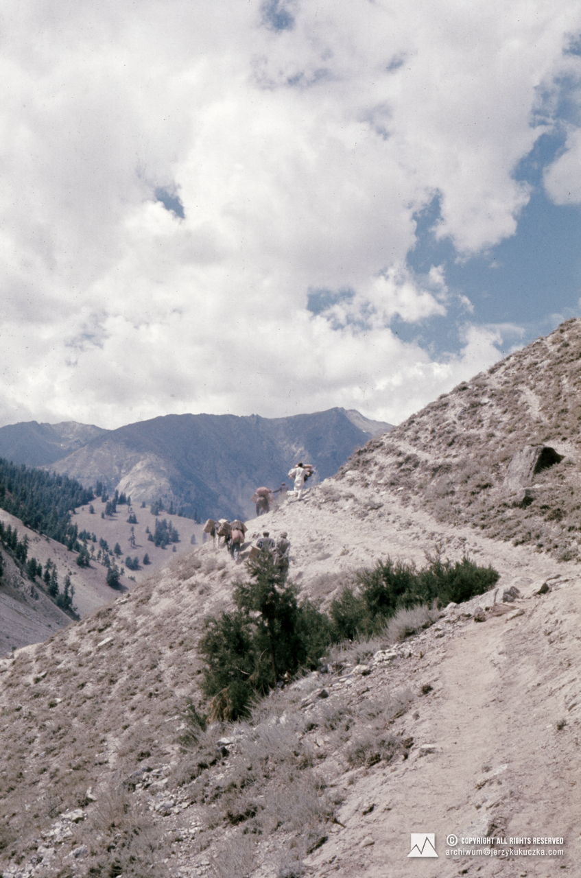 Caravan on its way to base.