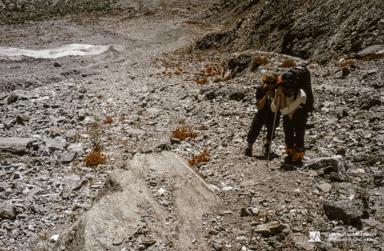 Participants of the expedition near the base. From the left: Jerzy Kukuczka and Marek Pronobis.