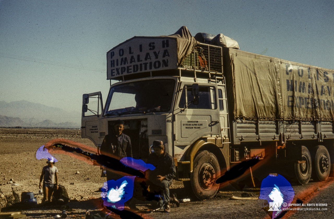Stopover in Afghanistan. From the left: Zbigniew Wach, Adam Zyzak and Wiesław Lipiński. Return of the participants of the expedition to Poland. Route from Islamabad to Katowice.