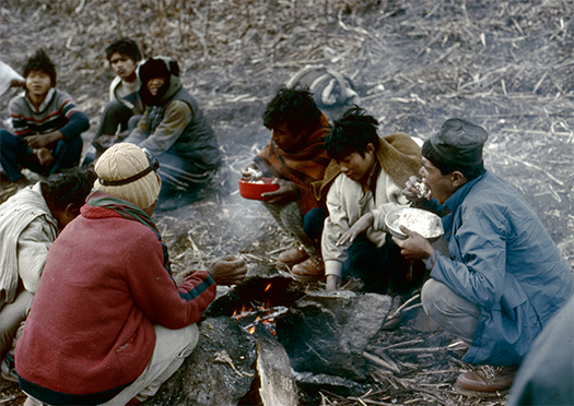 Ostatnie odcinki szli wahadłowo. Po dojściu do bazy wracali po następne ładunki i tak dalej