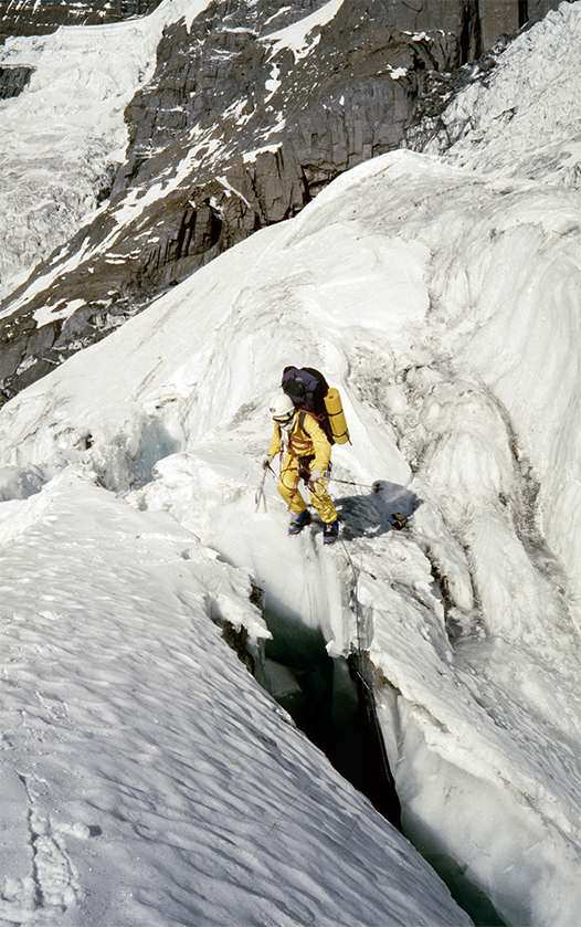 Wanda Rutkiewicz w trakcie pokonywania lodowej szczeliny