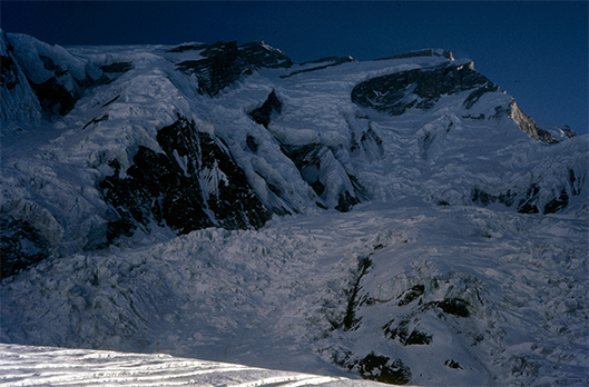Annapurna jest pierwszym ośmiotysięcznikiem zdobytym przez człowieka, przez francuską wyprawę w 1950 roku, ale nie znaczy to wcale, że jest górą łatwą. Wprost przeciwnie, ma bardzo tragiczną statystykę. Na 32 alpinistów, którzy stanęli dotychczas na jej szczycie, przypadały 32 ofiary śmiertelne. Czyli na każdego zdobywcę przypadał jeden denat