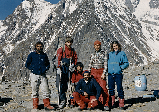 Uczestnicy wyprawy w bazie pod Annapurną. Od lewej stoją: Ryszard Warecki, Artur Hajzer, Jerzy Kukuczka i Wanda Rutkiewicz. Od lewej kucają: Michał Tokarzewski i Krzysztof Wielicki.