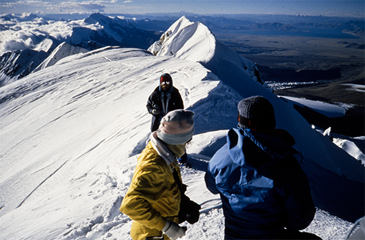 “Puściliśmy ich z Arturem przed siebie, nie stawaliśmy do wyścigów, bo w przeciwieństwie do nich mieliśmy na sobie ciężkie plecaki, ale nie musieliśmy się obawiać biwaku”. Na pierwszym planie od lewej: Wanda Rutkiewicz i Ryszard Warecki. Na drugim planie Artur Hajzer.