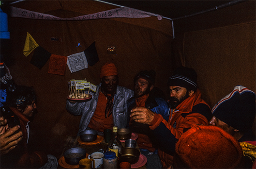 Świętowanie w bazie. Od lewej wzdłuż stołu: Lech Korniszewski; Małgorzata Fromenty-Bilczewska, Jerzy Kukuczka, Artur Hajzer, Janusz Majer, Ramiro Navarrete i Alan Hinkes.