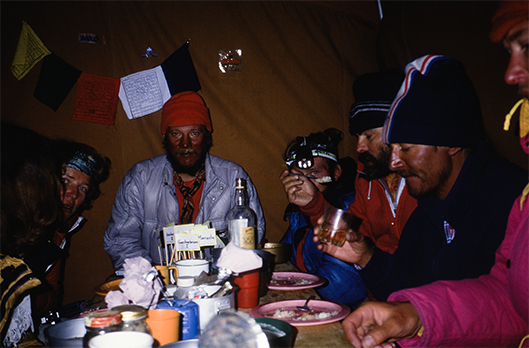 Świętowanie w bazie. Od lewej: Wanda Rutkiewicz, Małgorzata Fromenty-Bilczewska, Jerzy Kukuczka, Artur Hajzer, Janusz Majer, Ramiro Navarrete i Alan Hinkes.