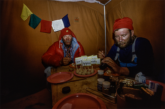 Świętowanie w bazie. Od lewej Jerzy Kukuczka i Artur Hajzer.