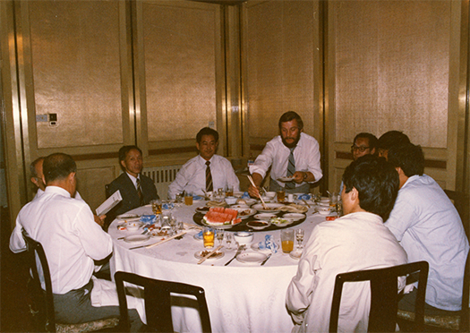 “Noc i godziny, dzielące nas od tego ostatniego obiadu, ciągnęły się jak guma. Ostatnią szansą mogło być właśnie to spotkanie z przewodniczącym Związku Alpinistycznego w randze ministra. Właściwie wszystko, co do tej pory uzgodniliśmy, on musi jeszcze zaakceptować”. Spotkanie Jerzego Kukuczki z chińskimi władzami.