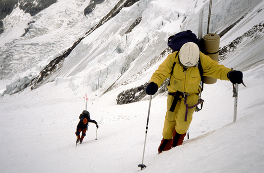 Himalaiści w trakcie wspinaczki. Prowadzi Wanda Rutkiewicz, za nią Artur Hajzer