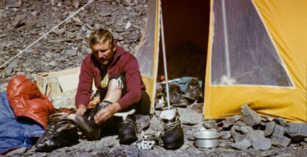 Wiesław Lipiński w bazie. Wyprawa na Noszak w 1976 roku