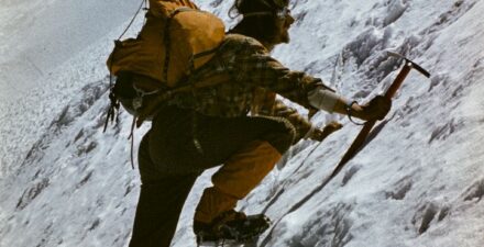 Uczestnik wyprawy na Noszak w 1976 roku podczas wspinaczki.