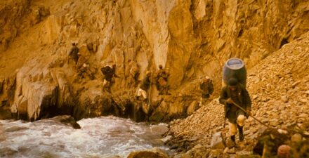 Tragarze w drodze do bazy.