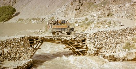 Uczestnicy wyprawy na Noszak w 1976 roku podczas trasy do bazy.