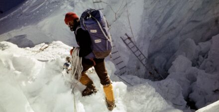 Andrzej Zygmunt Heinrich podczas wspinaczki na lodospadzie Khumbu. Rok 1979.