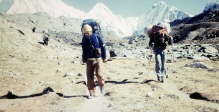 Uczestnicy wyprawy w drodze do bazy pod Lhotse. Rok 1979. Od lewej: Jerzy Kukuczka i Adam Bilczewski.