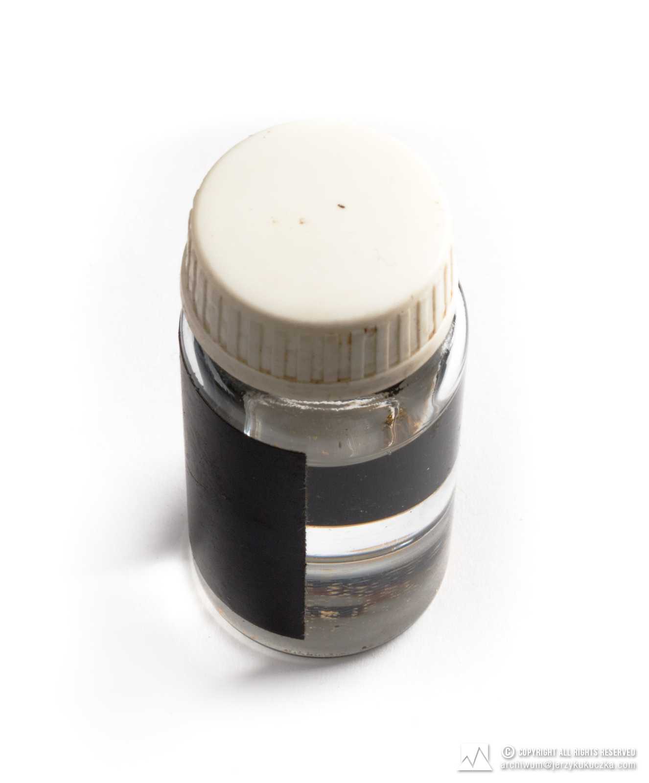 Buteleczka z wodą, która kiedyś była śniegiem ze szczytu zdobytej góry. Lata 70- 80. XX w.