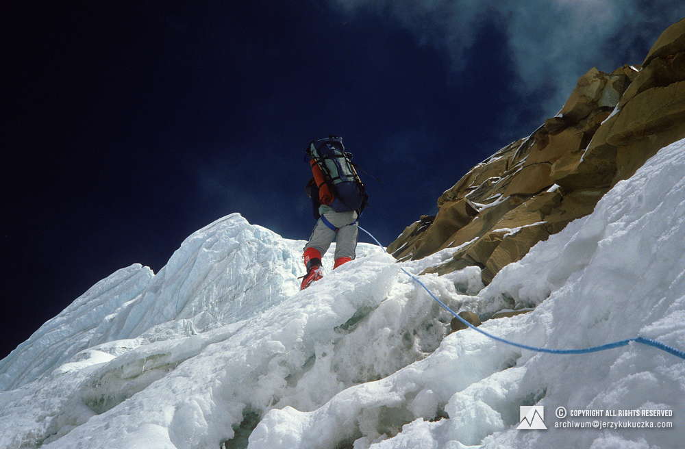  Ryszard Warecki is supporting himself on a railing rope while climbing Annapurna.