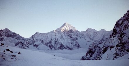 Szczyty widoczne z Młynarza. Od lewej: Staroleśny Szczyt (2489 m n.p.m.), Wielicki Szczyt (2320 m n.p.m.), w centrum Gerlach (2655 m n.p.m.), Batyżowiecki Szczyt (2457 m n.p.m.) i Kaczy Szczyt (2402 m n.p.m.).