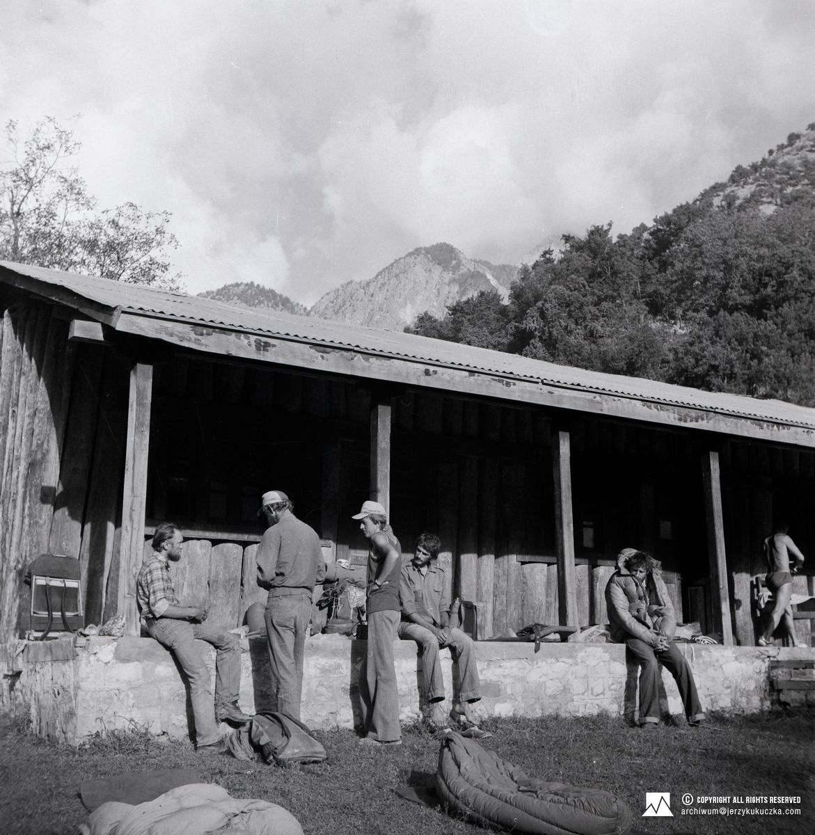 Visit of the expedition participants to the village of Kalash, where Anna Teresa Pietraszek was making a documentary. From the left: NN, Bernard Koisar, Jan Janowski, Vinko Berčič and Jan Majchrowicz.