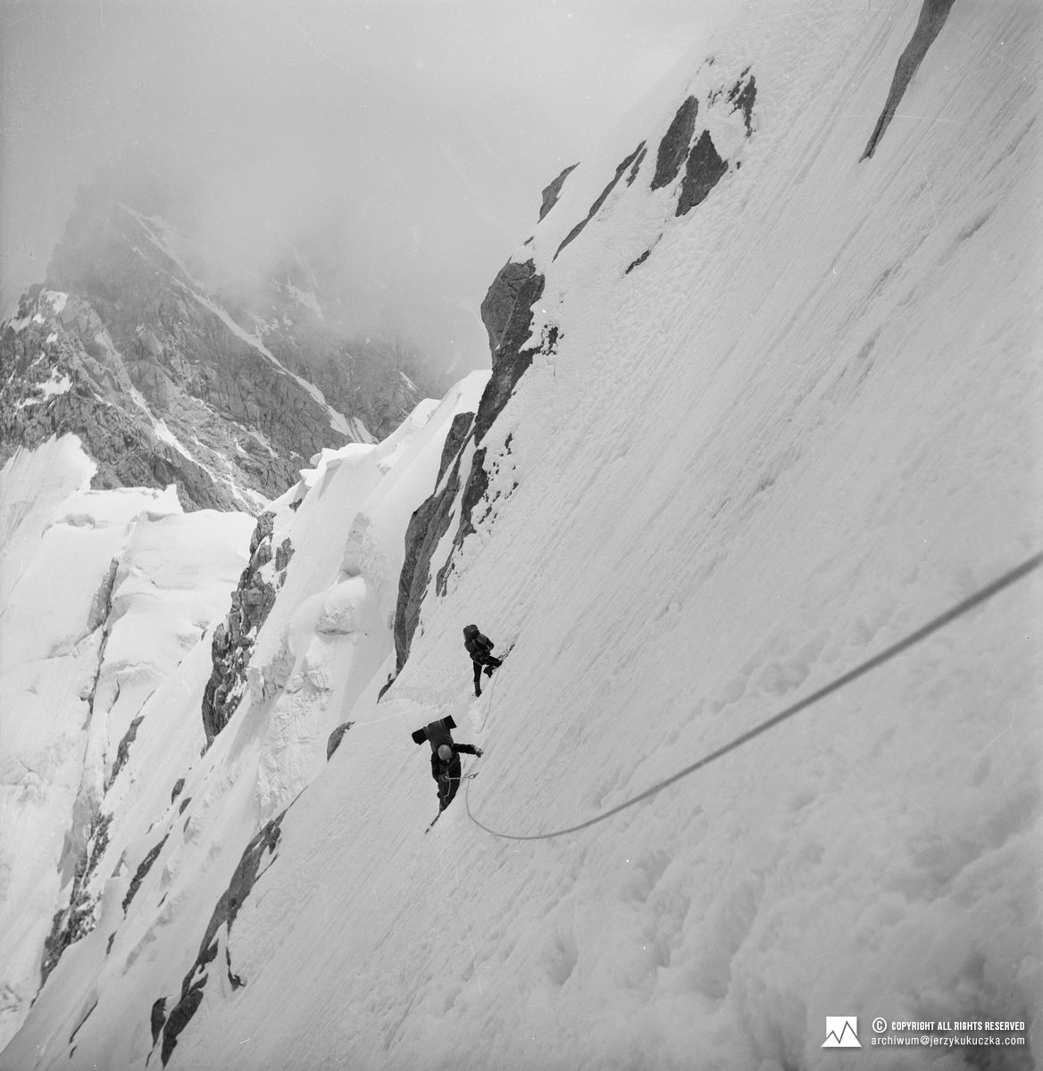 Participants of the expedition while climbing. Michał Wroczyński is leading, followed by: Tadeusz Piotrowski.