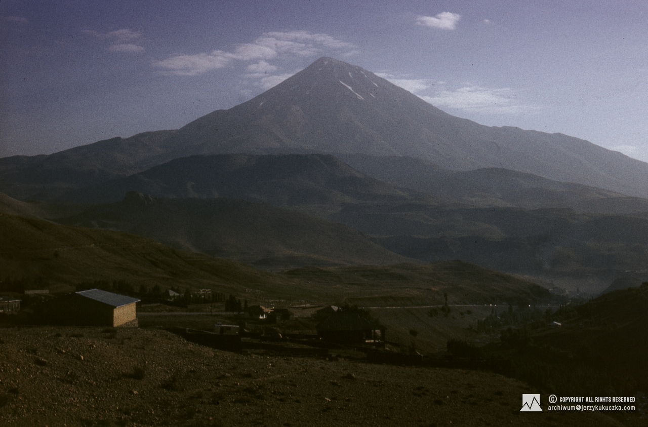 Mount Damavand (5810 m above sea level). Travel of the participants of the expedition through Iran. Route from Katowice to Islamabad.