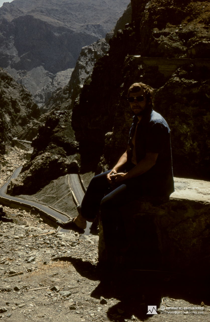 Jerzy Kukuczka in the Khyber Pass. In the background, the highway from Kabul to Jalalabad. Travel of the participants of the expedition through Afghanistan. Route from Katowice to Islamabad.