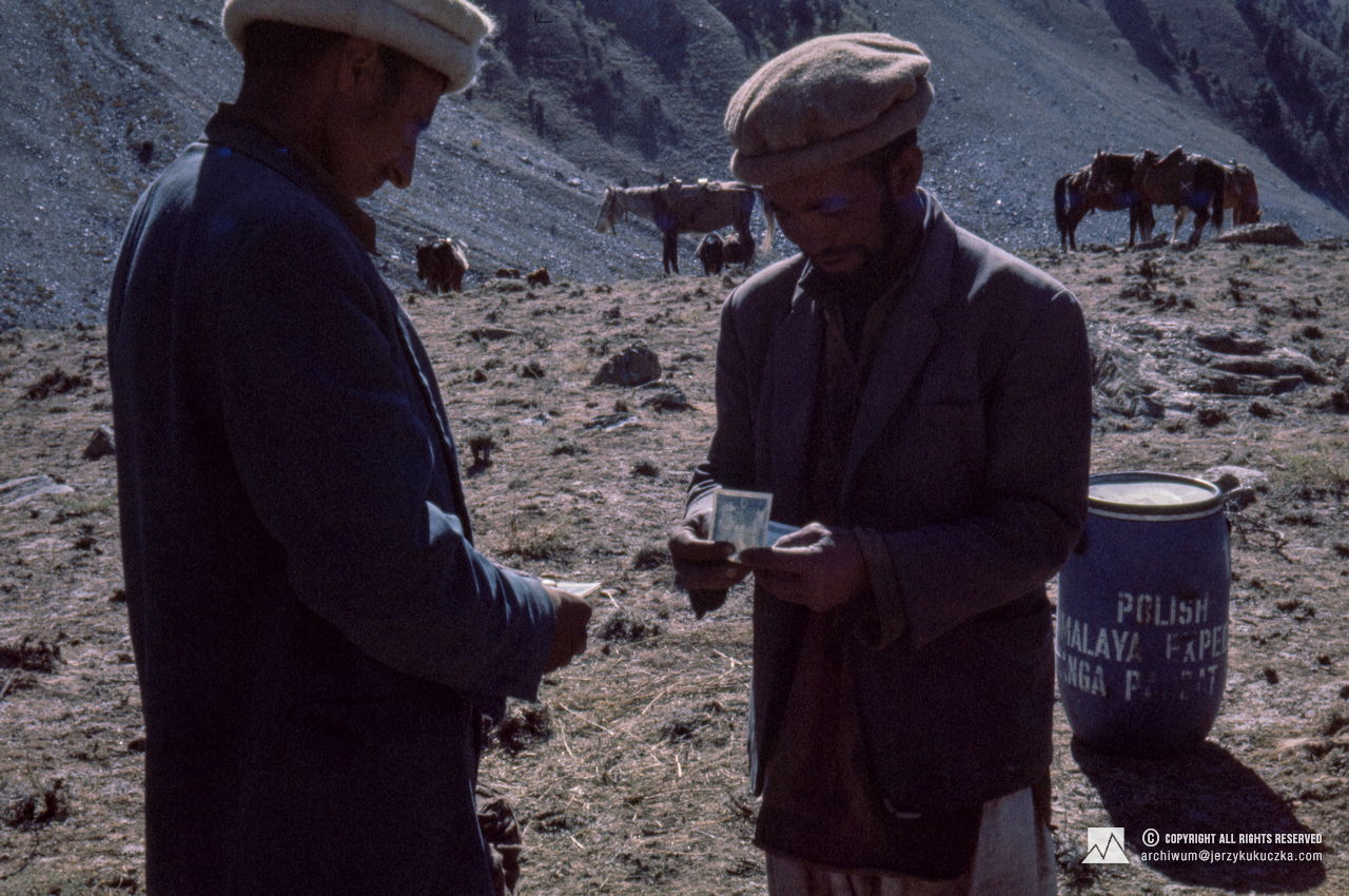Porters during the caravan stop.