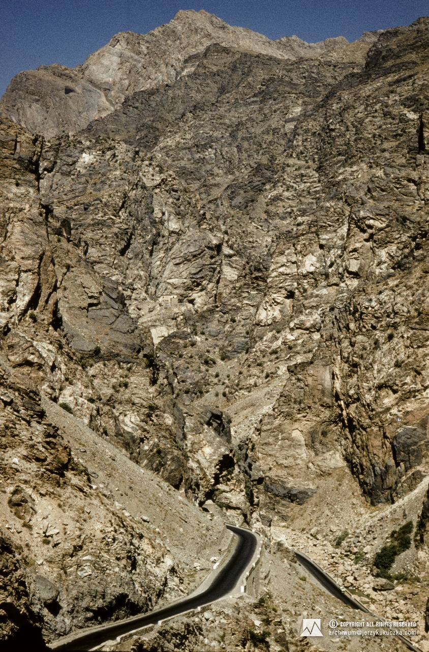 Highway from Kabul to Jalalabad in the Khyber Pass. Travel of the participants of the expedition through Afghanistan. Route from Katowice to Islamabad.