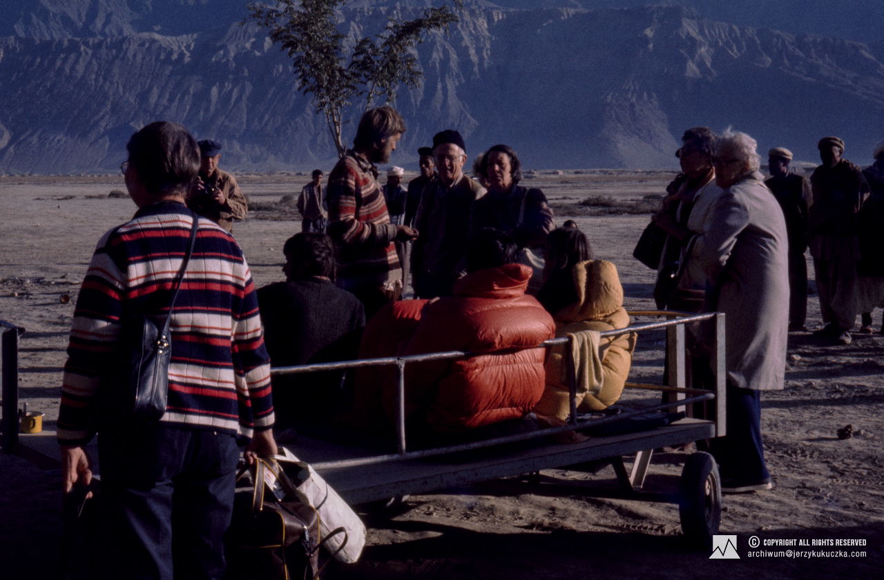Wojciech Dzik (in the center) with tourists in Pakistan.