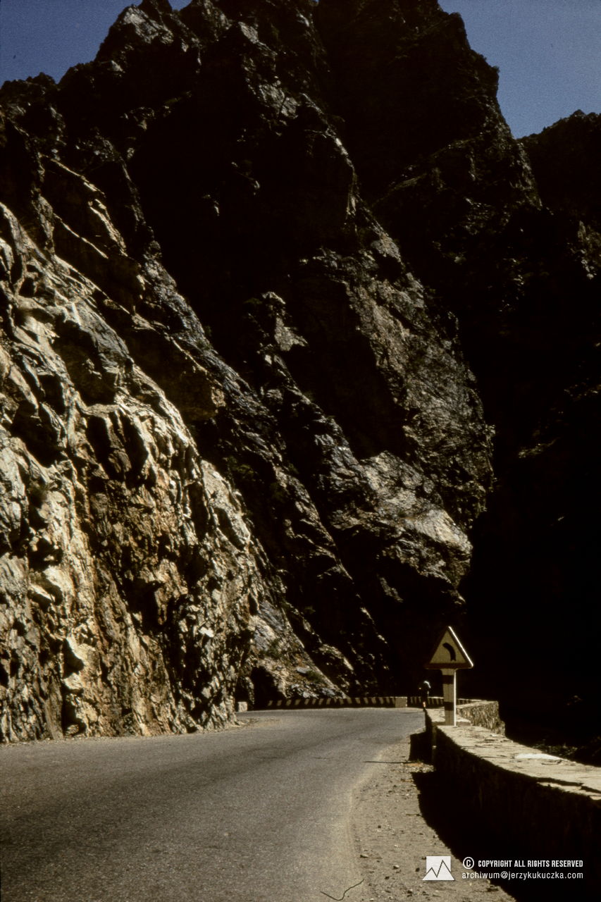 Highway from Kabul to Jalalabad in the Khyber Pass. Travel of the participants of the expedition through Afghanistan. Route from Katowice to Islamabad.