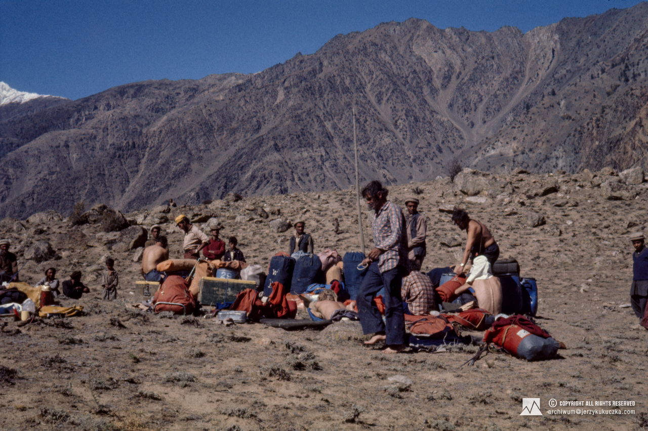 Caravan during a stopover. In the foreground: Adam Zyzak.