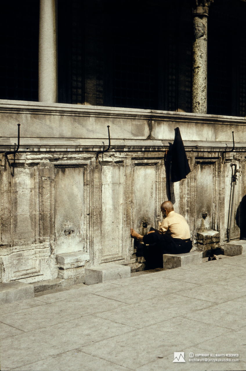 A resident of Istanbul washing his feet. Travel of the participants of the expedition through Turkey. Route from Katowice to Islamabad.