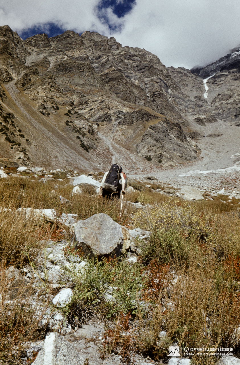 Participants of the expedition near the base. Marek Pronobis in the foreground, behind him is Jerzy Kukuczka.