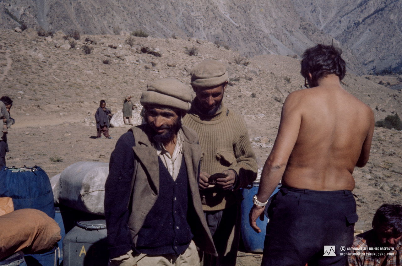 Caravan during a stopover. On the right, without a shirt: Jan Koisar.