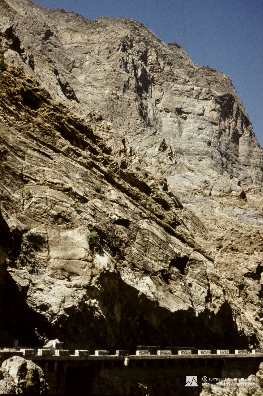 Highway from Kabul to Jalalabad in the Khyber Pass. Travel of the participants of the expedition through Afghanistan. Route from Katowice to Islamabad.