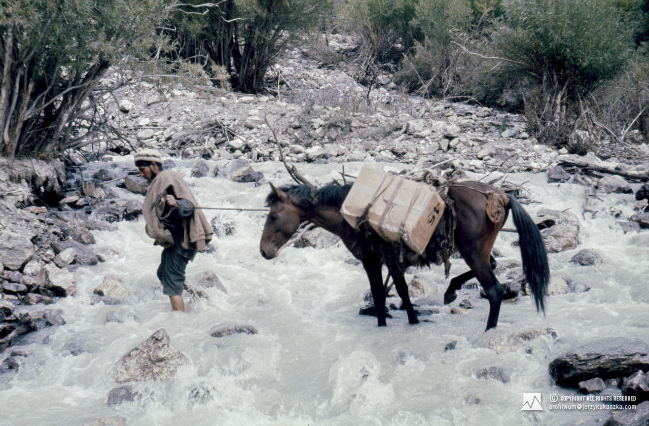 Porter on his way to base.