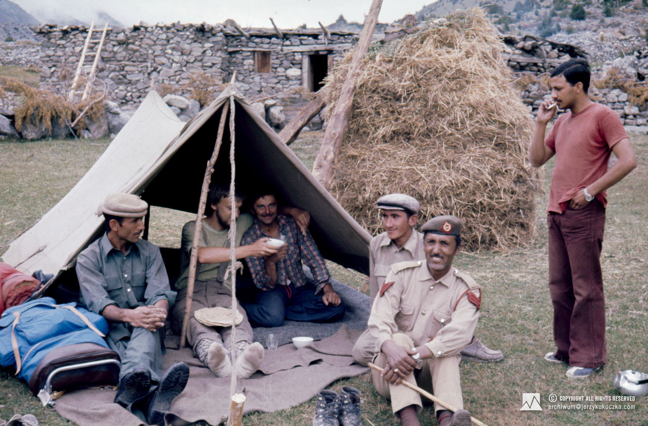 Participants of the expedition in a Pakistani village. From left: NN, Wojciech Dzik, Adam Zyzak, NN, Pakistani soldier and Shoaib Hameed.