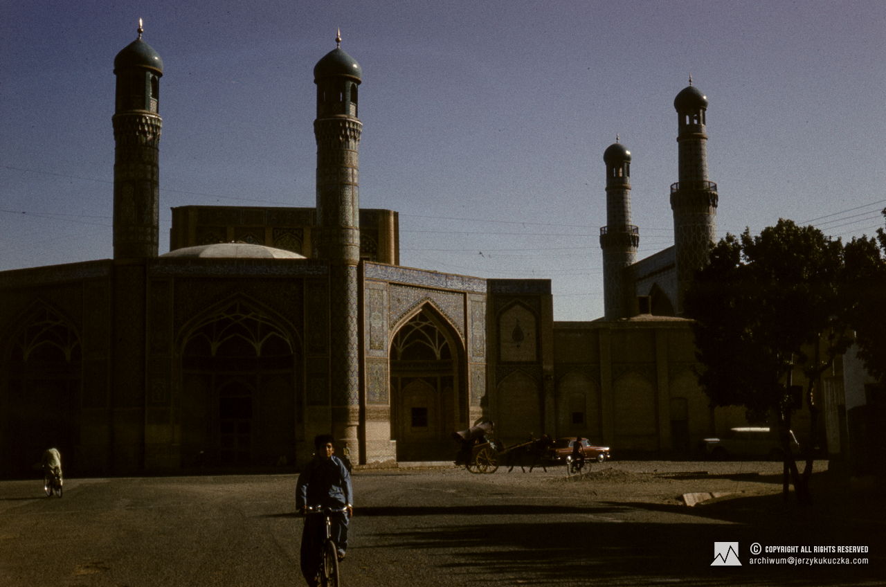 The Mosque of Herat. Travel of the participants of the expedition through Afghanistan. Route from Katowice to Islamabad.