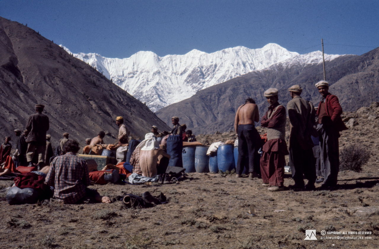 Caravan during a stopover. On the left, Adam Zyzak is sitting with his back turned.
