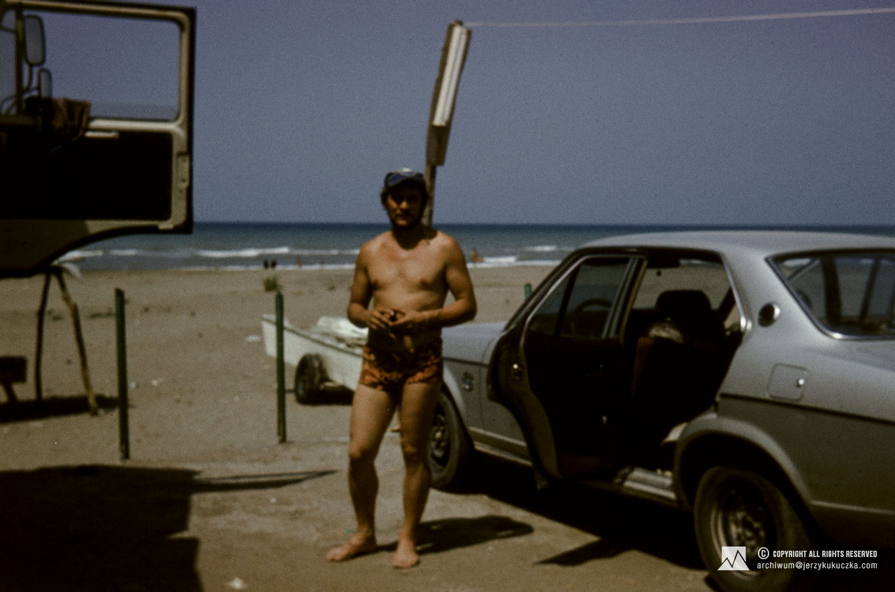 Jerzy Kukuczka at the Caspian Sea. Travel of the participants of the expedition through Iran. Route from Katowice to Islamabad.