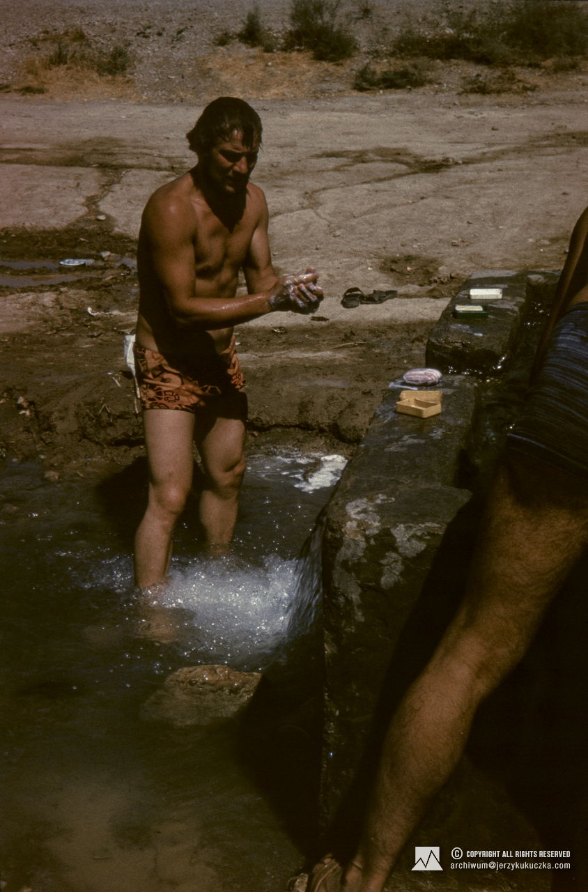 Jerzy Kukuczka during a stopover. Travel of the participants of the expedition through Iran. Route from Katowice to Islamabad.