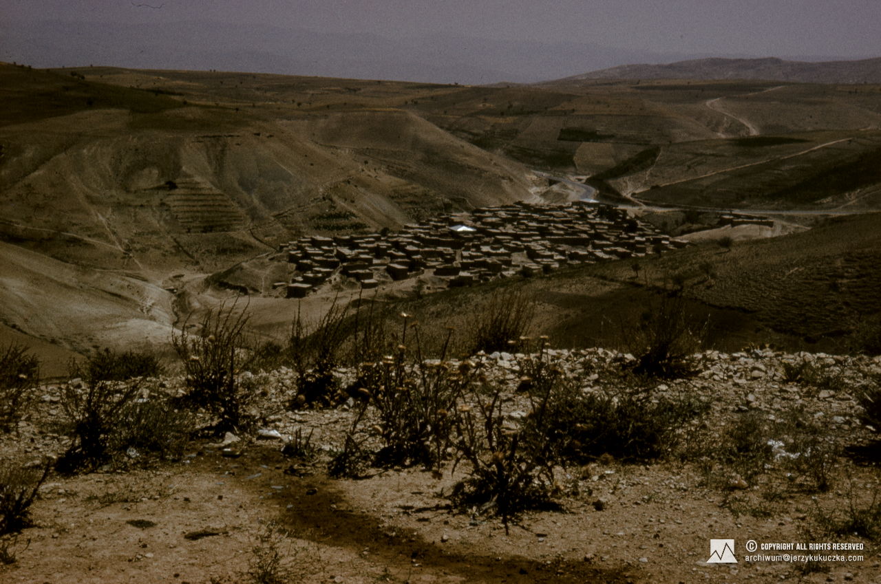 Iranian town. Travel of the participants of the expedition through Iran. Route from Katowice to Islamabad.