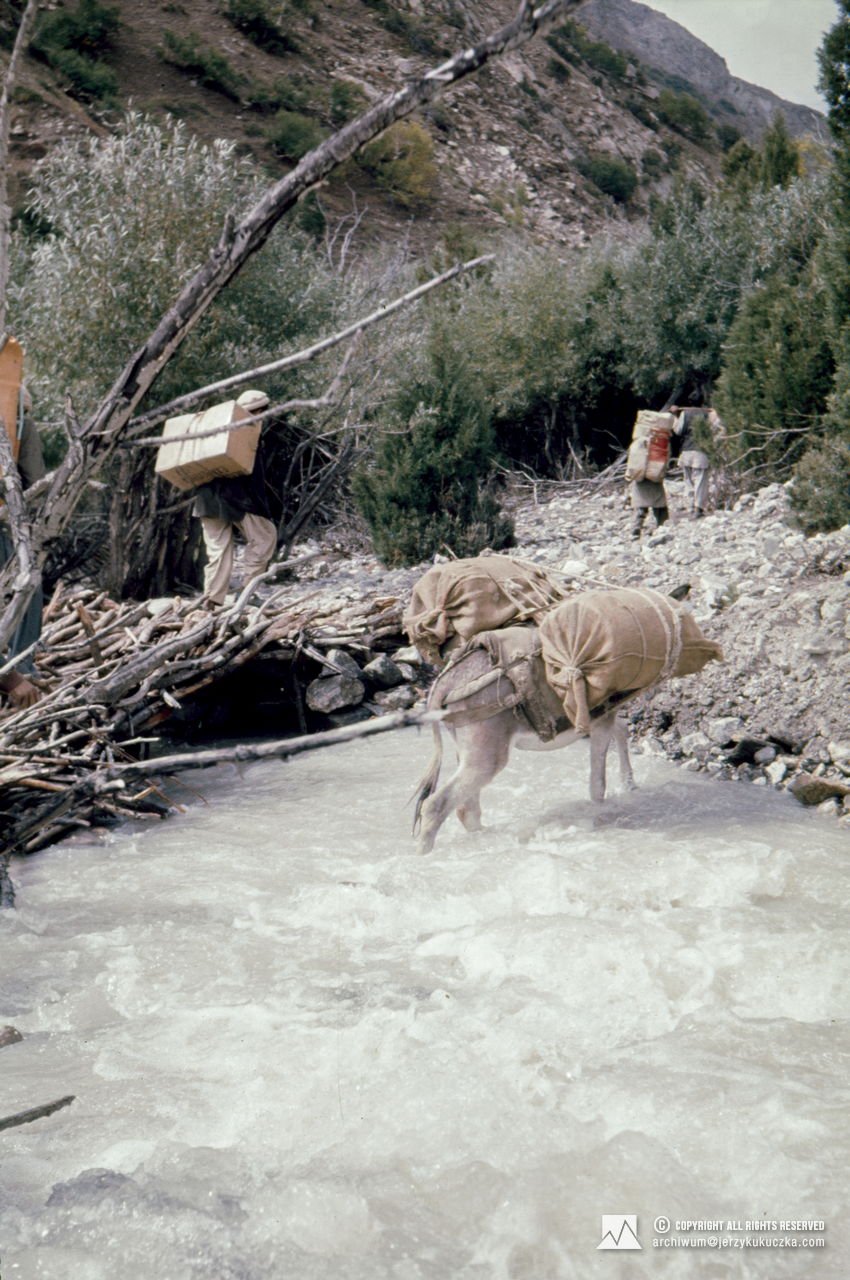 Caravan on its way to base.