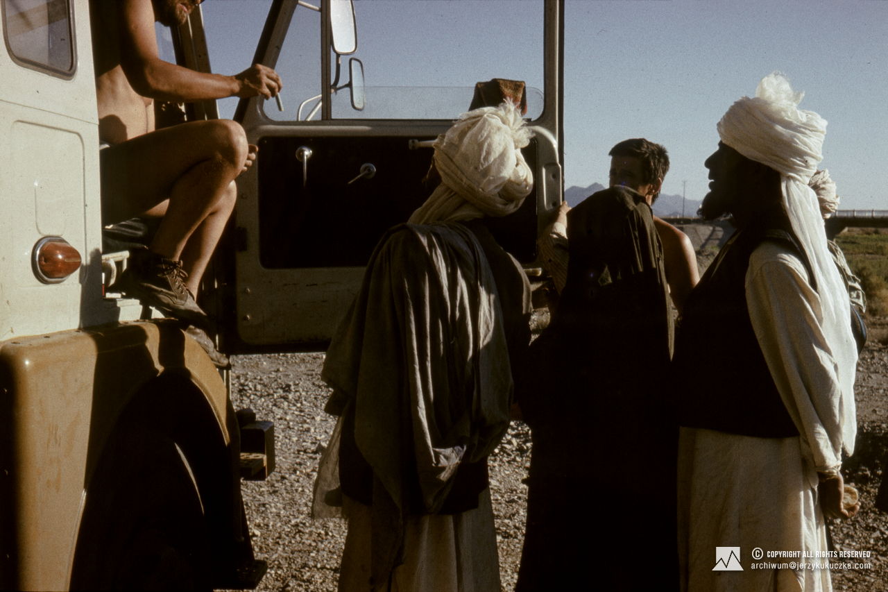 Participants of the expedition with the Afghans. Travel of the participants of the expedition through Afghanistan. Route from Katowice to Islamabad.