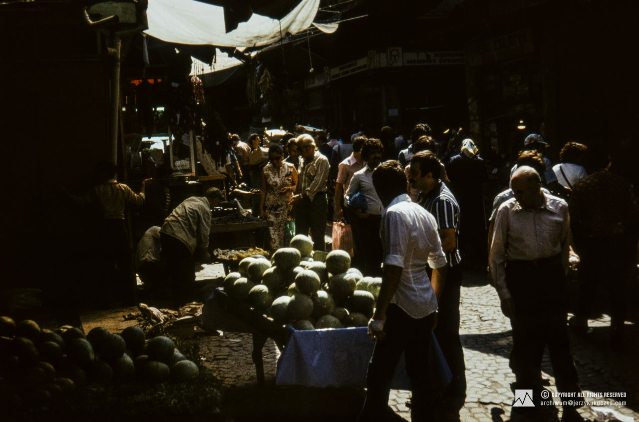 The bazaar in Istanbul. Travel of the participants of the expedition through Turkey. Route from Katowice to Islamabad.