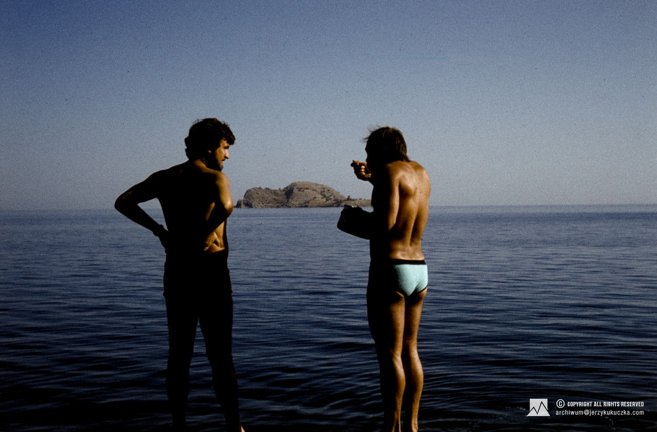 A stopover for the participants of the expedition at Lake Van in Turkey. From the left: Zygmunt Krzechski and Jan Łosoń.