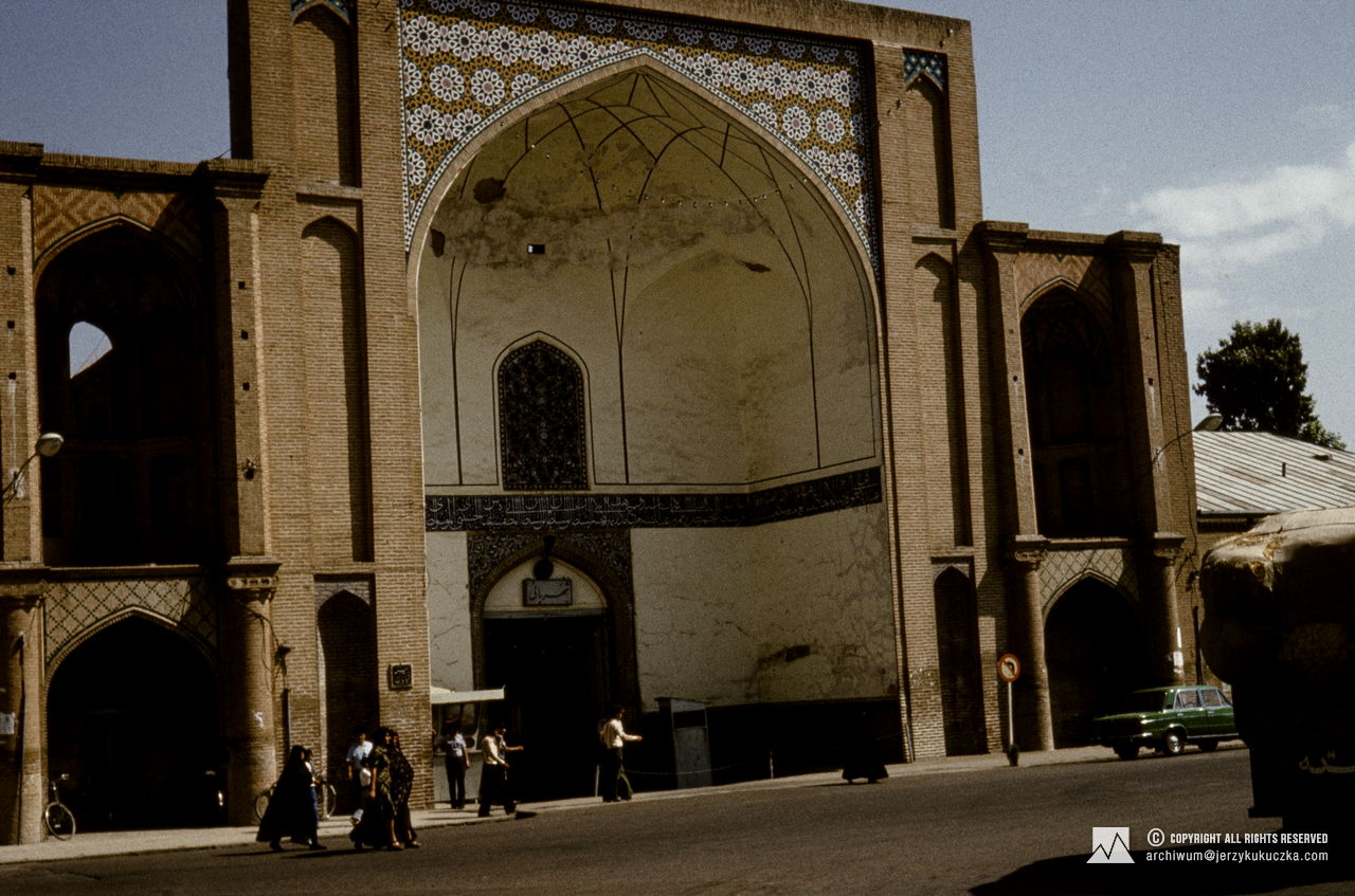 Mosque in Qazvin. Travel of the participants of the expedition through Iran. Route from Katowice to Islamabad.